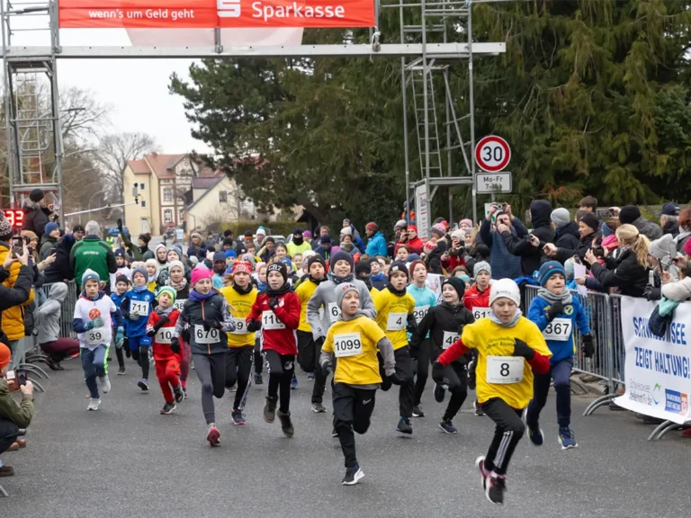 Start der 125 Jungen und Mädchen zum 2-km-Lauf