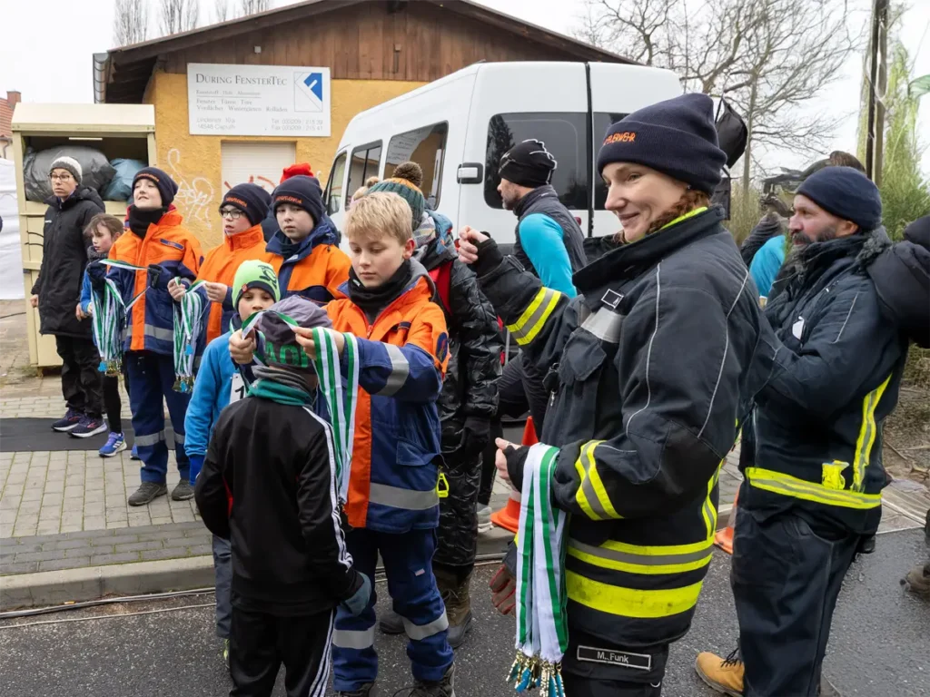 Am Ziel überreichten die Kameraden der Jugendfeuerwehr jedem Teilnehmer eine „Medaille“